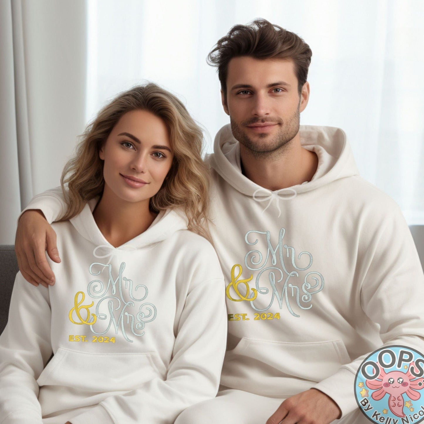 Pull de mariage ou d'anniversaire brodé « Mr &amp; Mrs » personnalisé avec l'année de votre mariage et joliment brodé en fils d'argent et d'or.