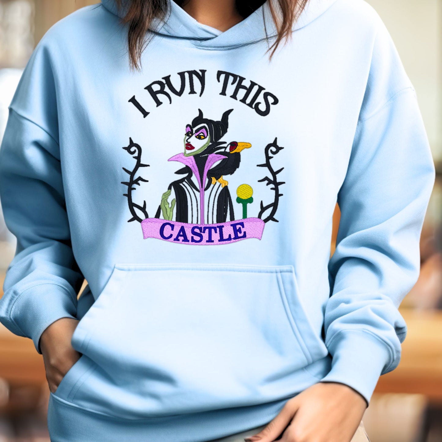 Sudadera con capucha unisex personalizada "Princesa Bella" La Bella y la Bestia bordada. Ideal para vacaciones o en cualquier momento Ropa cómoda y acogedora.